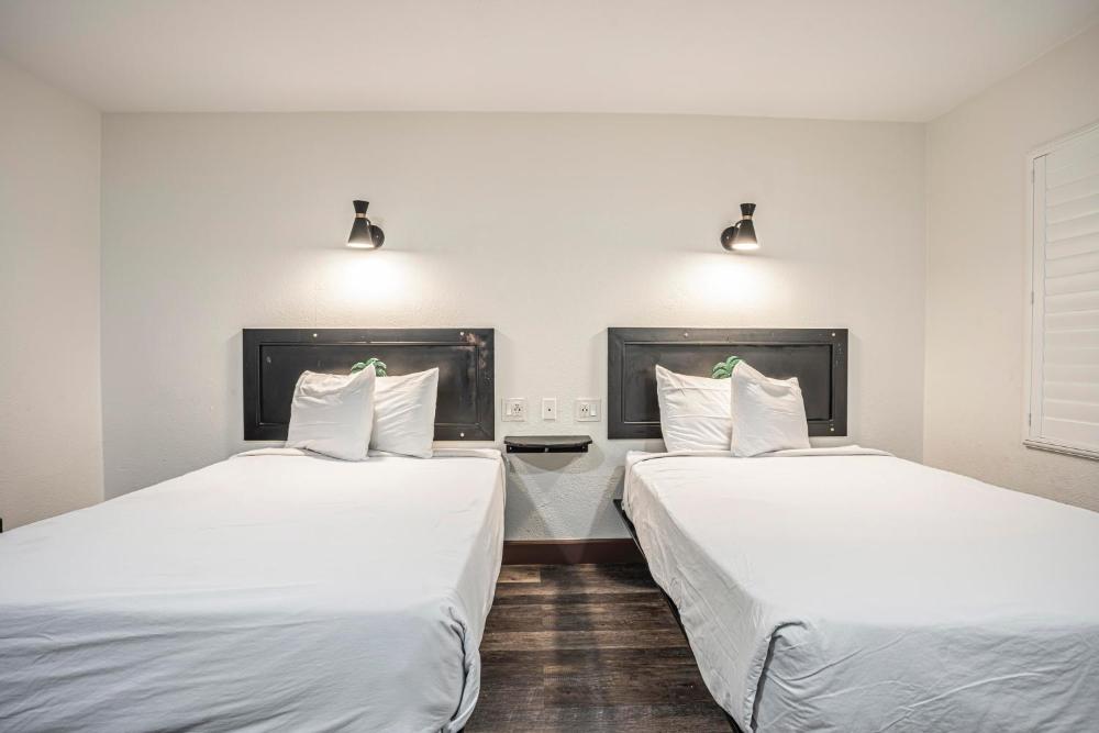 Deluxe Double or Twin Room interior